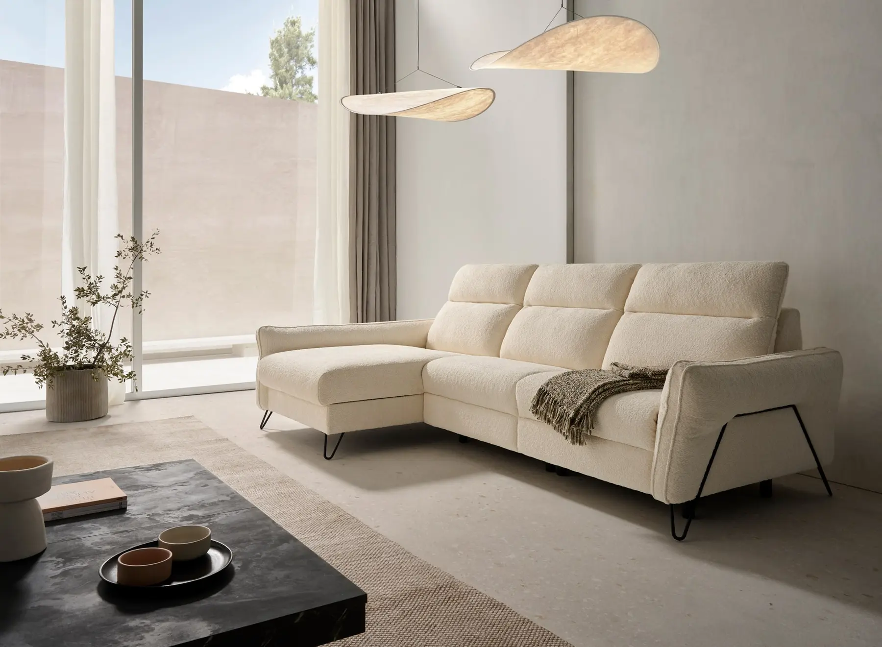 Sofá Einar de Acomodel con chaise longue y tapizado claro