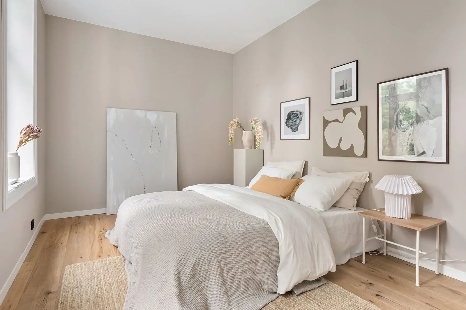 Ambiente de inspiración: dormitorio con cama, mesilla de madera y tonos cálidos