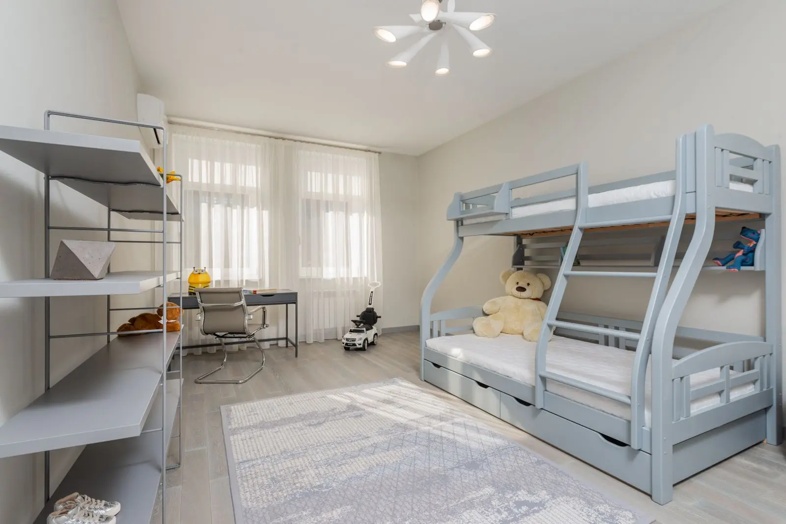 Ambiente de inspiración: habitación infantil con litera, escritorio y estanterías