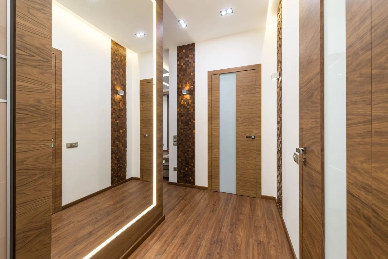 Puertas de interior de madera integradas en un recibidor contemporáneo