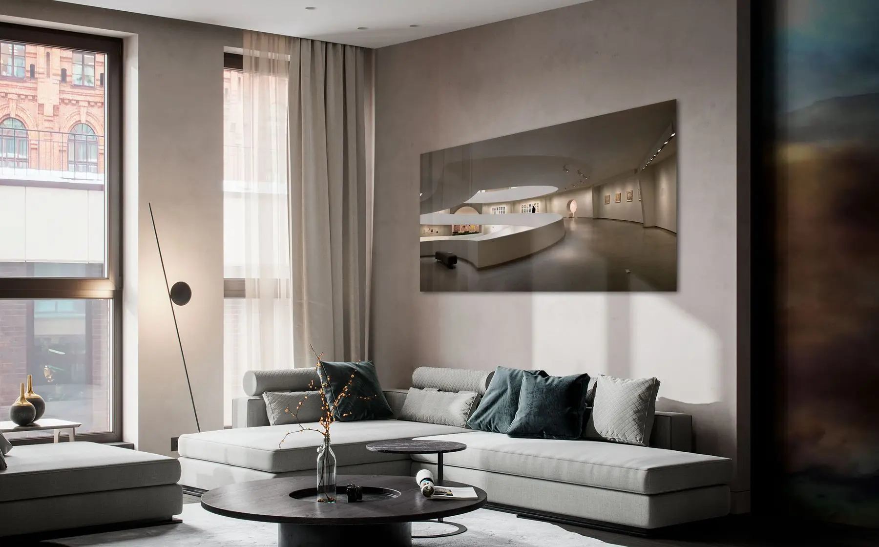 Salón con sofá claro y grandes ventanales; ambiente de inspiración