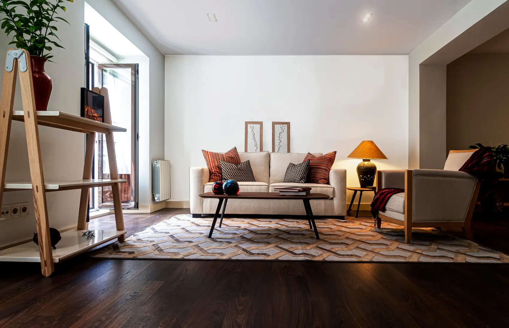 Salón con madera, textiles cálidos y luz natural; ambiente de inspiración