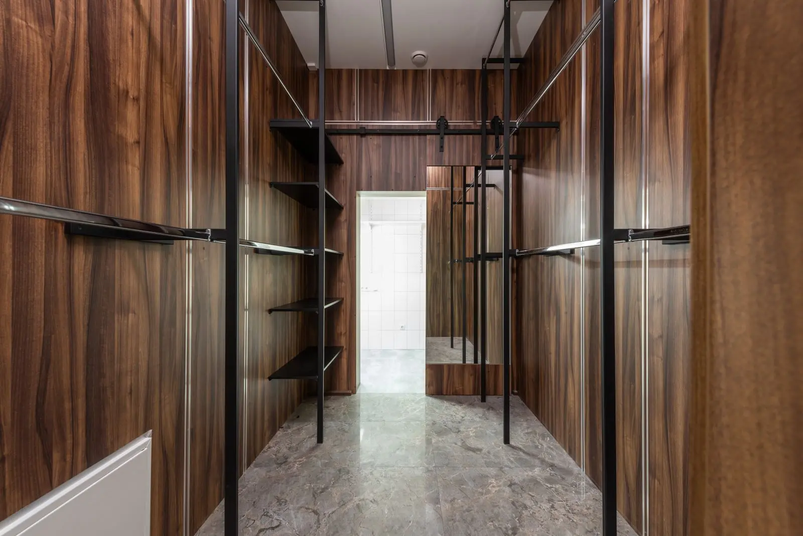 Ambiente de inspiración: vestidor de madera con baldas, barras y cajones